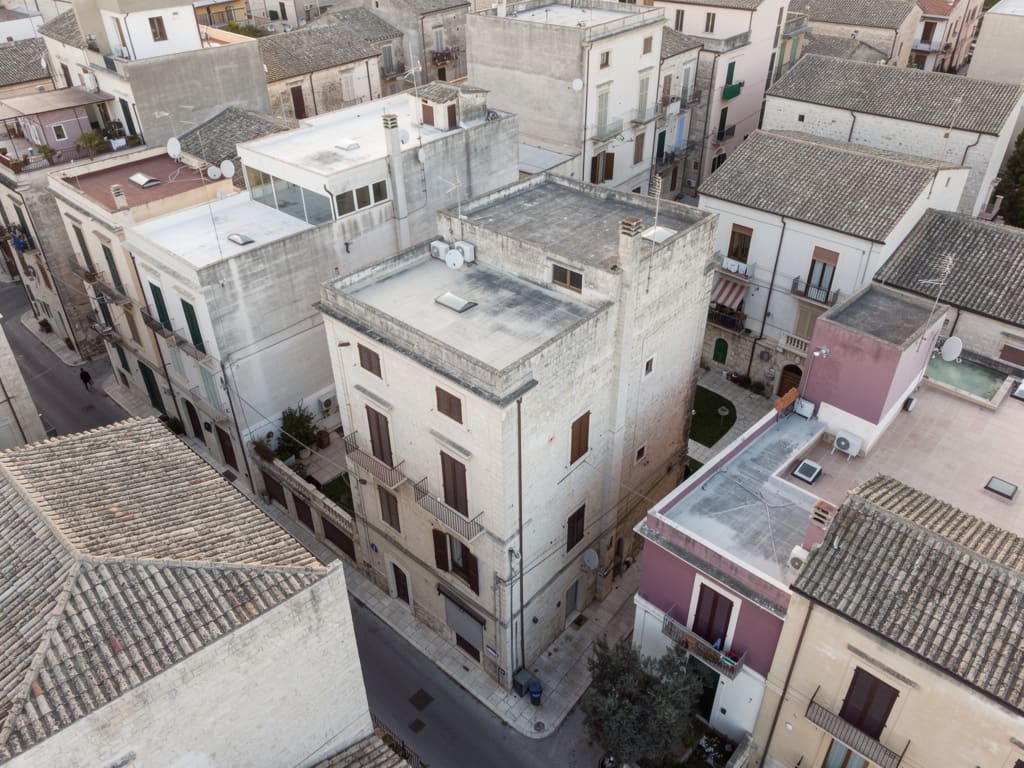 Tetti e camini di un centro abitato vicino a Bari
